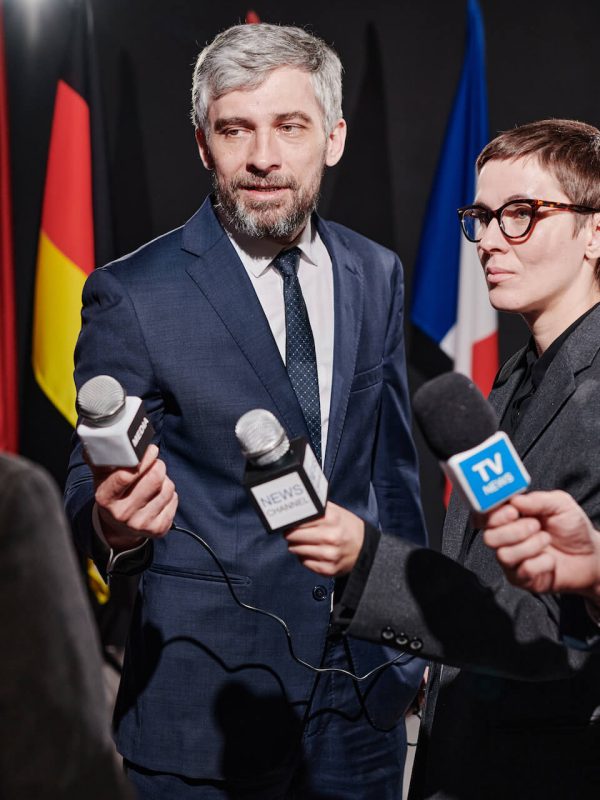 group-of-journalists-taking-an-interview-2022-06-09-17-30-50-utc.jpg
